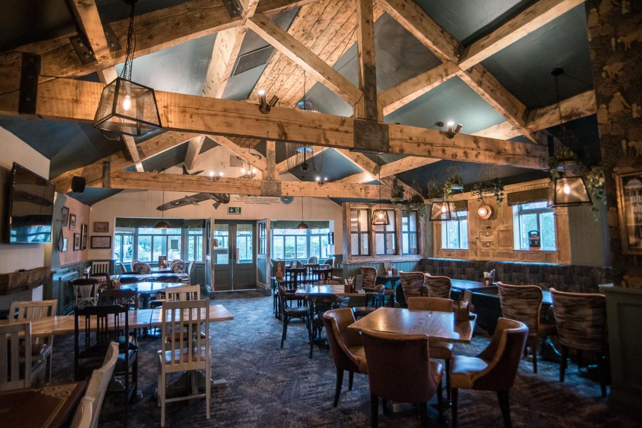 Cat & Lion Country Pub And Hotel Warrington  Exterior photo